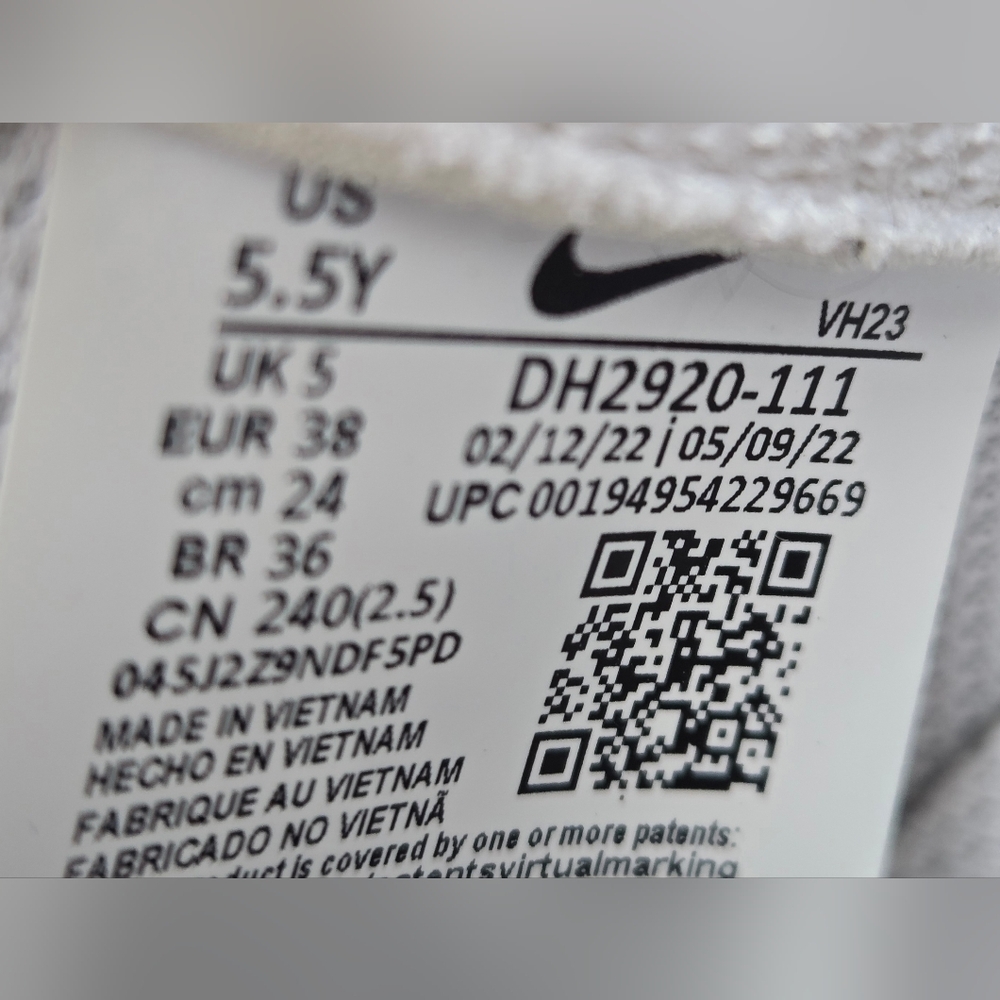 Nike Air youth White and Orange Sneakers. Y5.5 - Picture 9 of 15